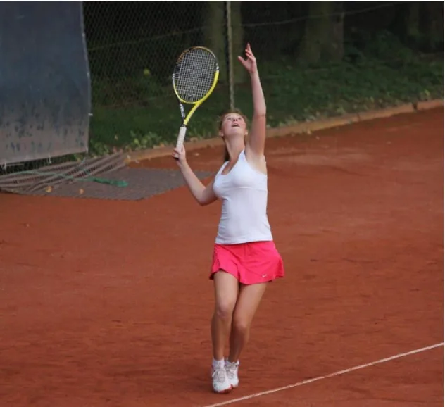 Lisa De Croocq playing tennis